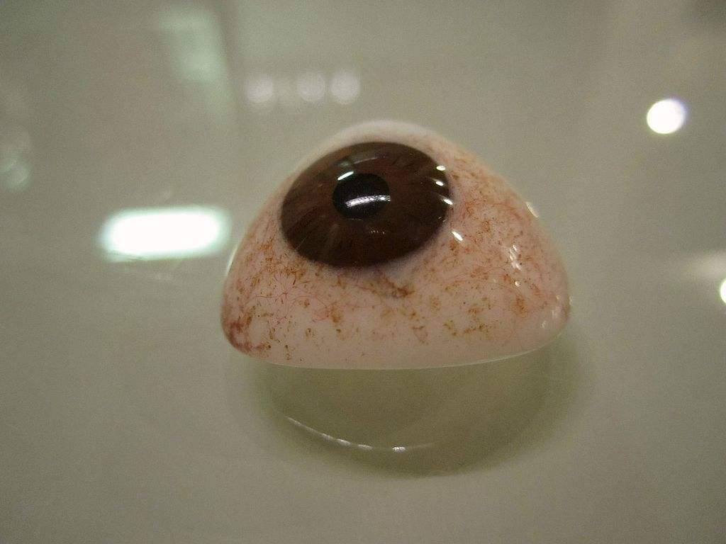 中年男子義眼佩戴前后對(duì)比圖